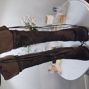 93 vintage women's beautiful 3-inch heels boots! No rips or tears or stains